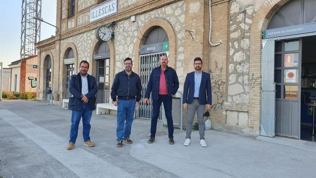 El coordinadorregional de IU C-LM, Juan Ramón Crespo, junto al diputadoprovincial de IU-Podemos en Toledo, Mario García, han mantenido una reunión con el portavoz por un tren de La Sagra, Ángel de Cabo, y el concejal de Unidas por Illescas, Andrés García