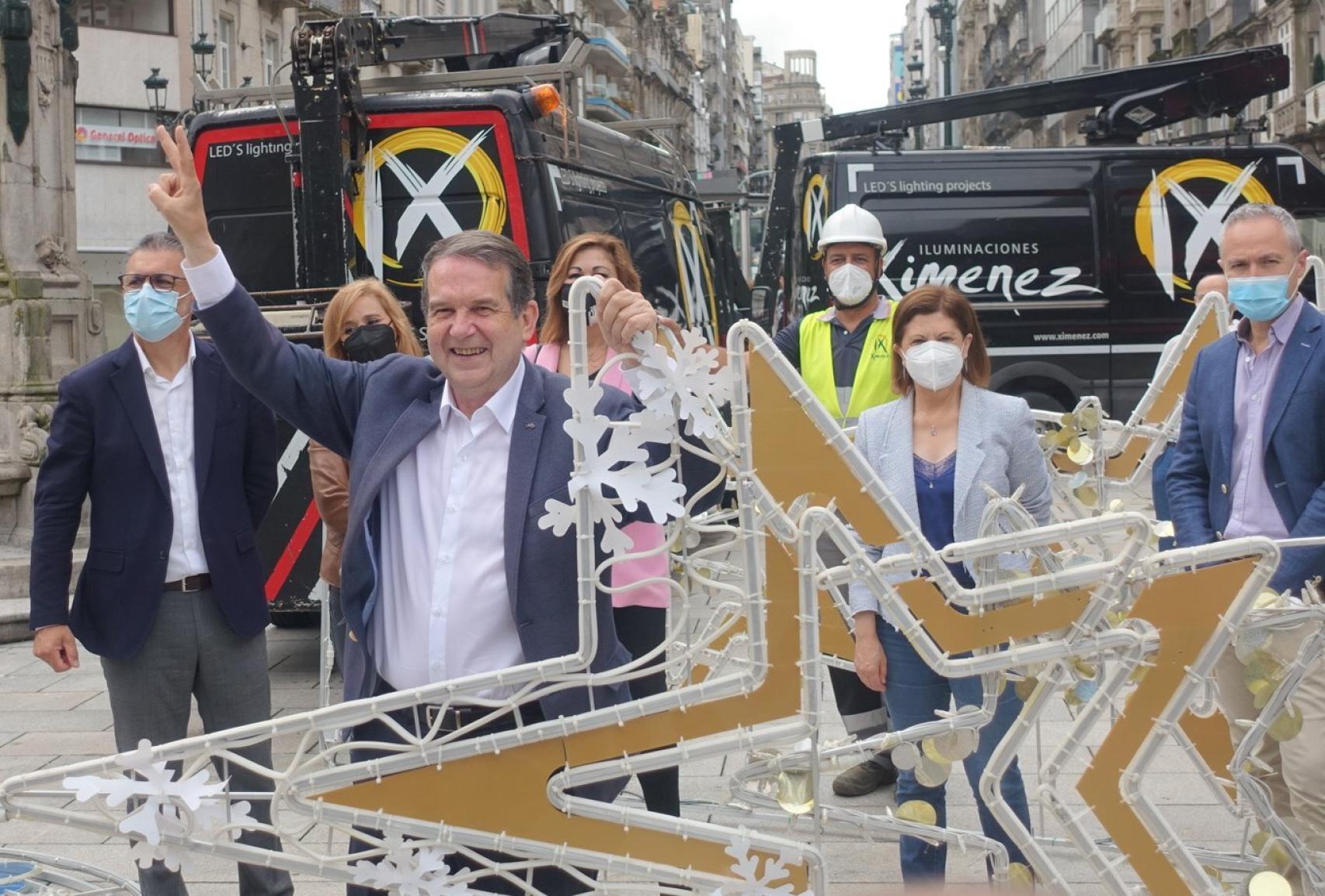 Abel Caballero, inaugurando el montaje navideño el 4 de agosto. A  la derecha, la exministra y actual edil Elena Espinosa.