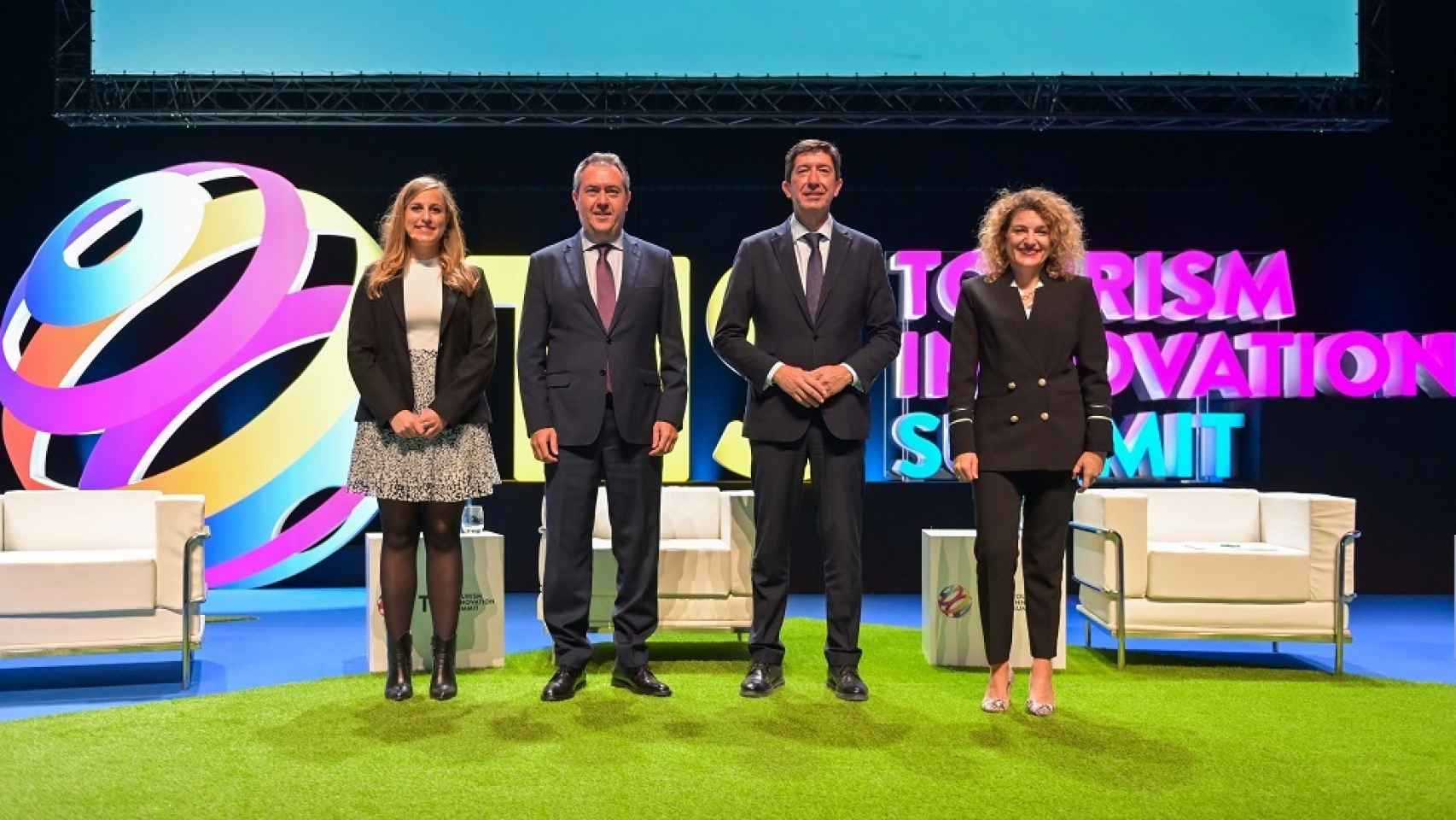 Silvia Avilés (TIS2021), Juan Espadas, (Alcalde de Sevilla), Juan Marín (Junta de Andalucía), y Maribel Rodriguez (WTTC), durante TIS 2021.