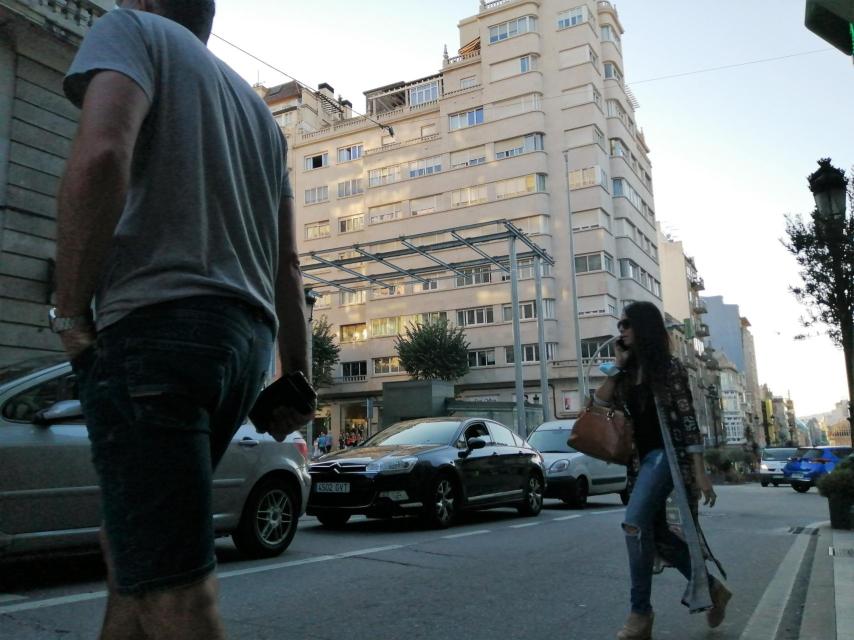 Peatones y vehículos en el céntrico cruce de Gran Vía con Urzaiz.