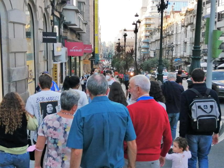 Las aceras de la céntrica calle Urzaiz de Vigo, llena de viandantes.