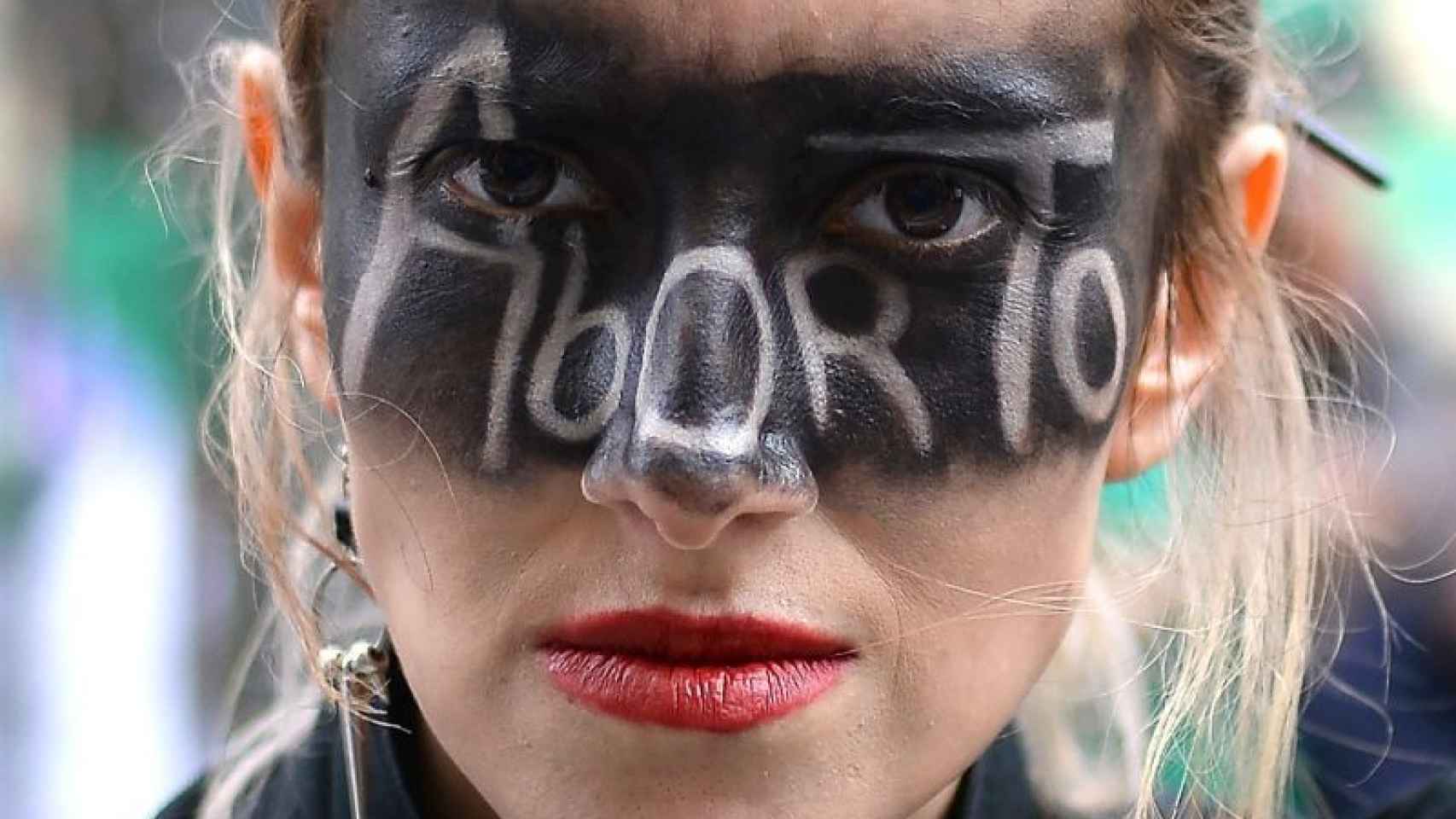 Una manifestante con el rostro pintado a favor del aborto en la Plaza de Bolívar en Bogotá, en septiembre de este año.
