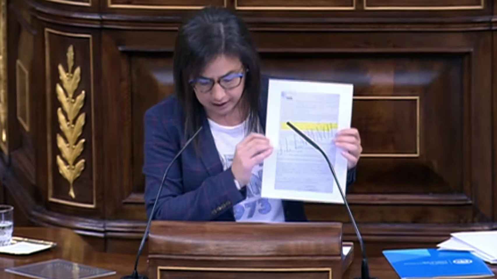 Ana Vázquez exhibe en el Congreso uno de los documentos publicados por EL ESPAÑOL.
