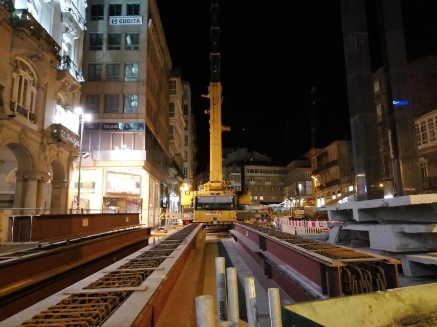 Obras para soterrar el tráfico bajo la Puerta del Sol. Los ecologistas denuncian que es una falsa peatonalización.