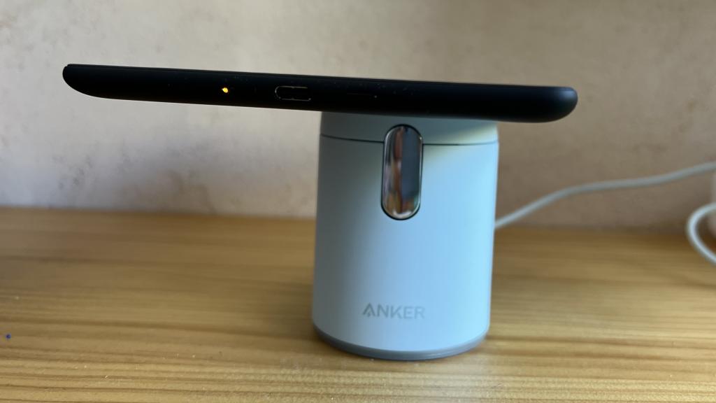 El nuevo Kindle Paperwhite cargando en la Magnetic wireless charger de Anker