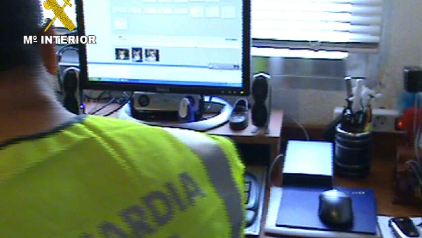 La Guardia Civil investiga un ordenador.