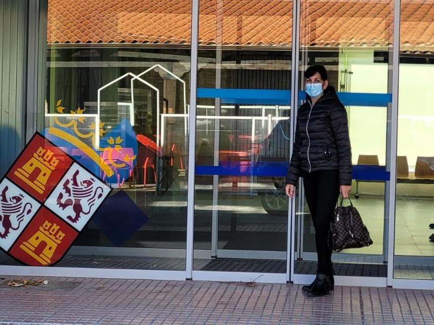 La alcaldesa de Topas, Julia Rivas, a las puertas del Centro de Salud de Calzada de Valdunciel