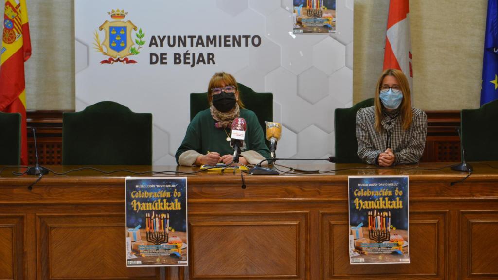 Ana V. Peralejo, concejala de Cultura del Ayuntamiento de Béjar, acompañada por Carmen Rubio, técnico responsable del museo David Melul,