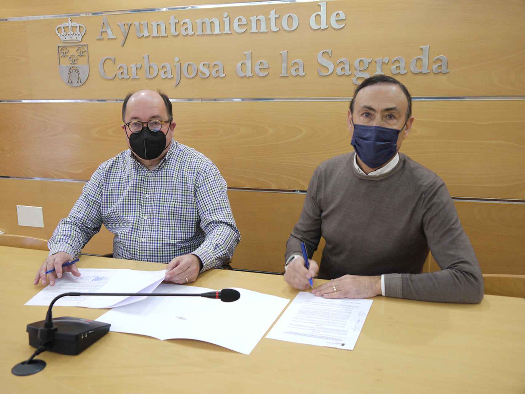 Manuel Muiños, de Proyecto Hombre, y Pedro Samuel Martín, alcalde de Carbajosa