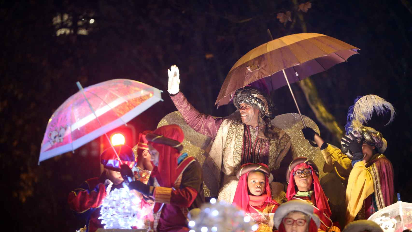 Foto: Archivo. Rubén Cacho / ICAL . El Rey Baltasar saluda a los niños durante la Cabalgata de los Reyes Magos en Valladolid