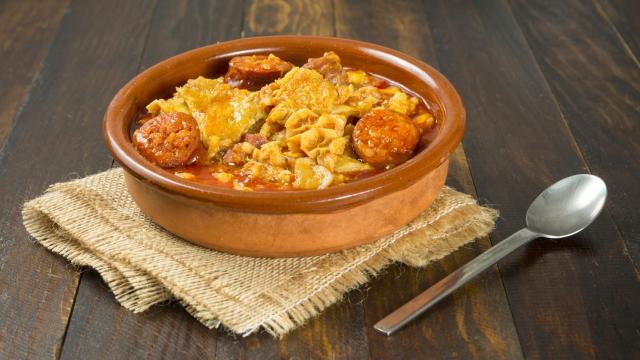 Una cazuela de barro con callos 'a la madrileña'.