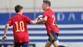 Nico Serrano (con el balón) celebra un gol con la selección española de fútbol Sub19
