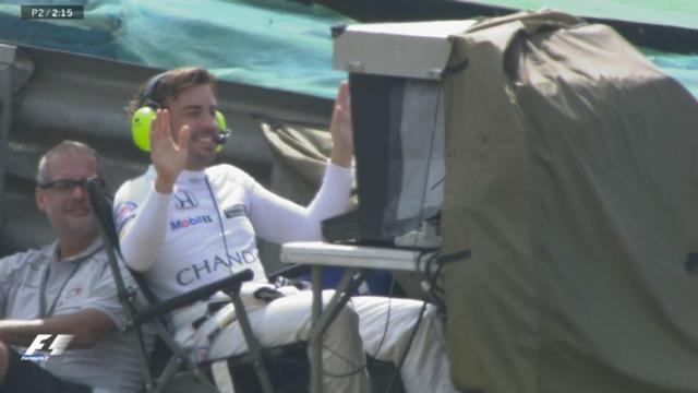 Fernando Alonso con la cámara en los entrenamientos libres del Gran Premio de Brasil de Fórmula 1 de 2016