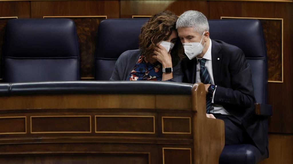 Marlaska, en su escaño junto a María Jesús Montero, en el debate de este miércoles.