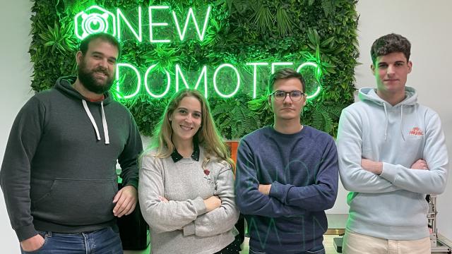 El equipo humano de Newdomotec: (de izquierda a derecha) César de la Torre , CEO; Helena Calva, diseñadora; y Samuel Nasta y Javier Canales, ingenieros informáticos.