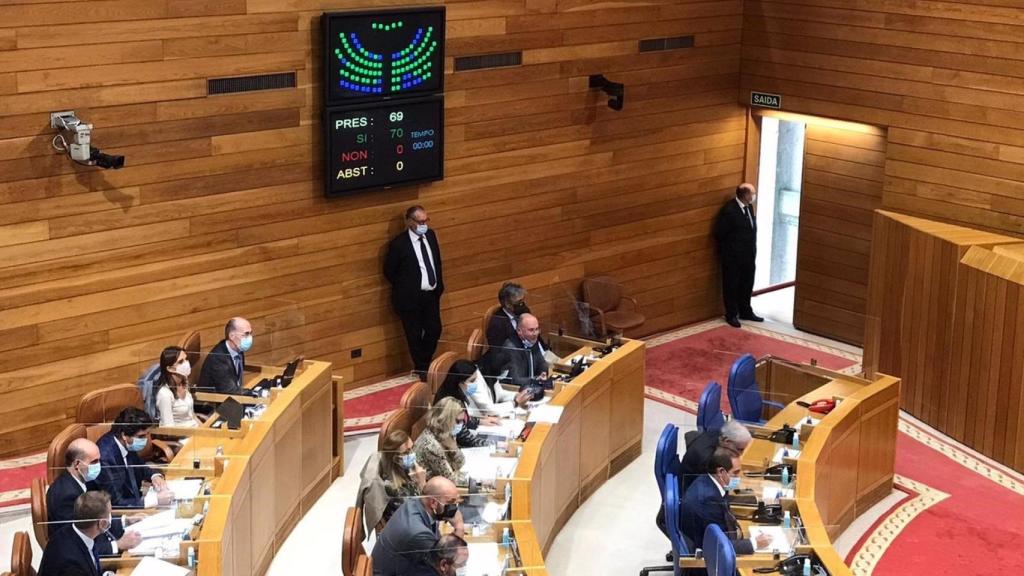 Una foto de archivo de una votación unánime en el primer pleno del Parlamento de Galicia de la XI Legislatura.