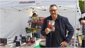 Carlos Bardem con su libro.