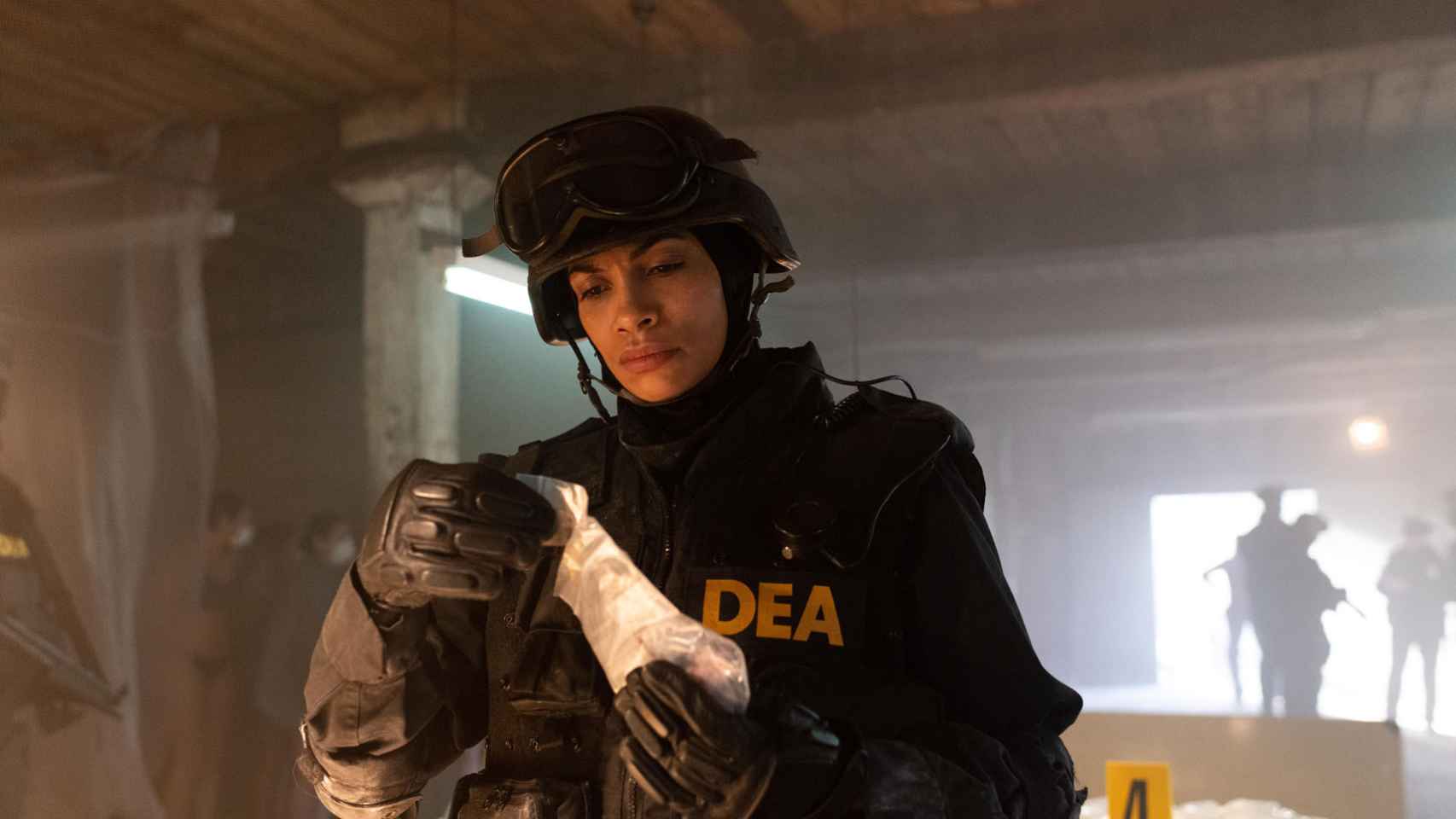 Rosario Dawson interpreta a una agente de la DEA interesada en el caso.