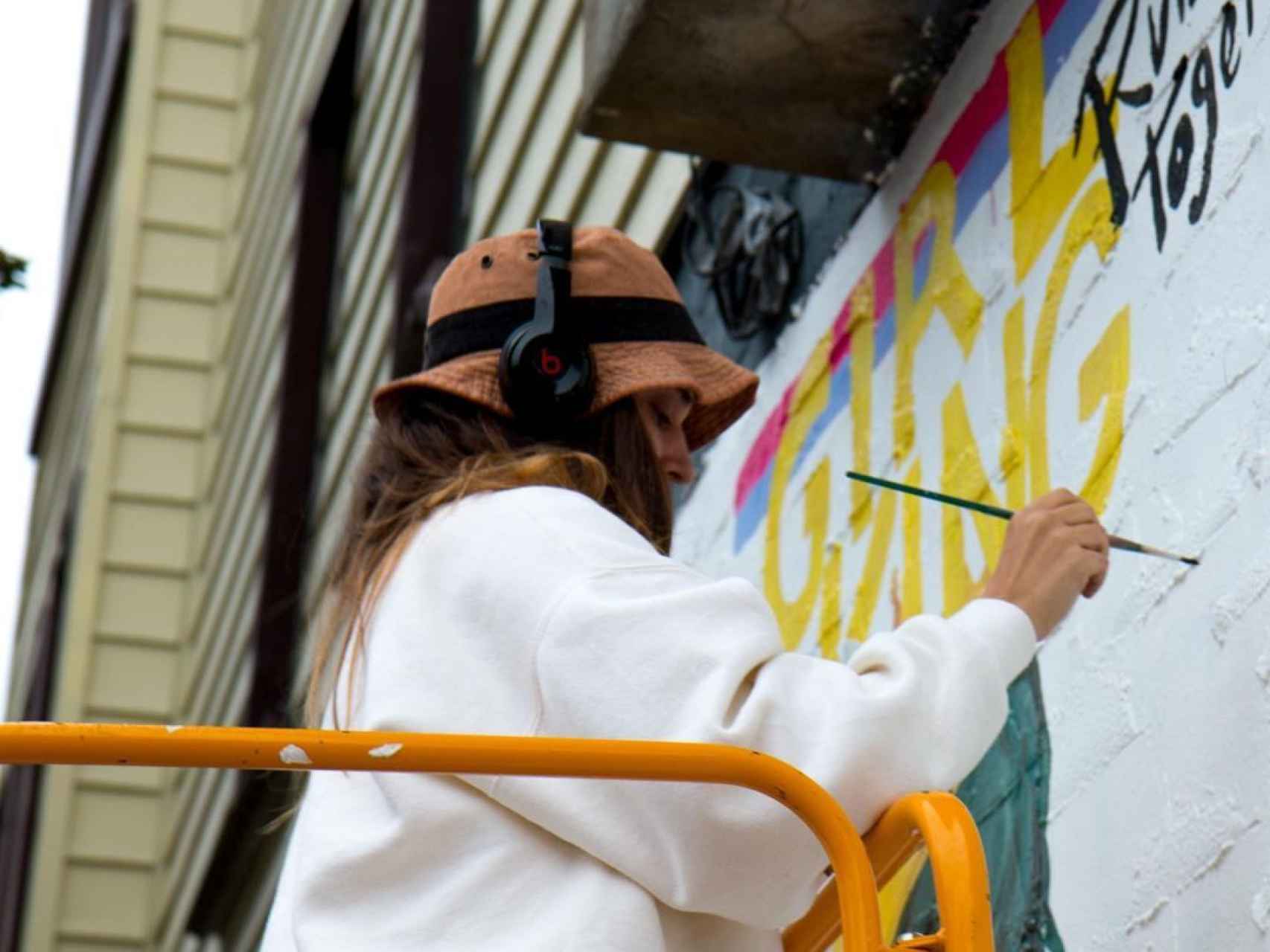 María Herreros pintando un mural en Brooklyn, 2018.