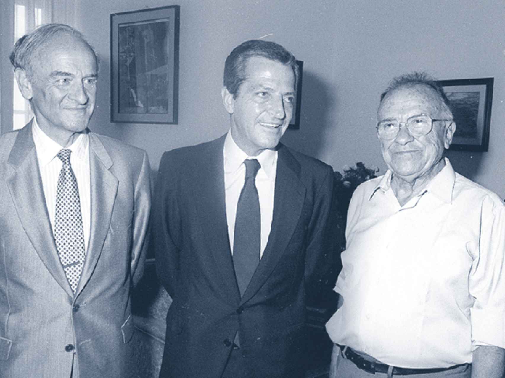 José Mario Armero, a la izquierda, junto a Suárez y Carrillo en el famoso chalet, años después.