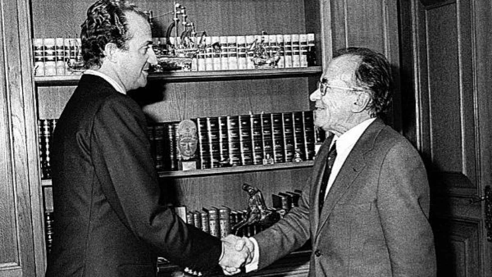Santiago Carrillo saluda al rey Juan Carlos I.