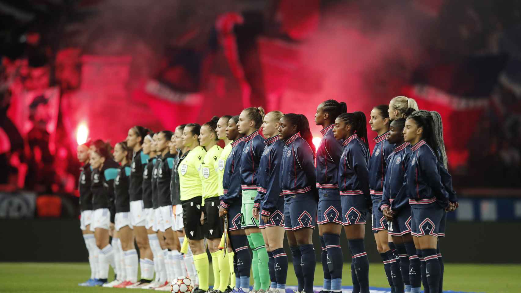 Las jugadoras del PSG y del Real Madrid Femenino antes de partido de Champions