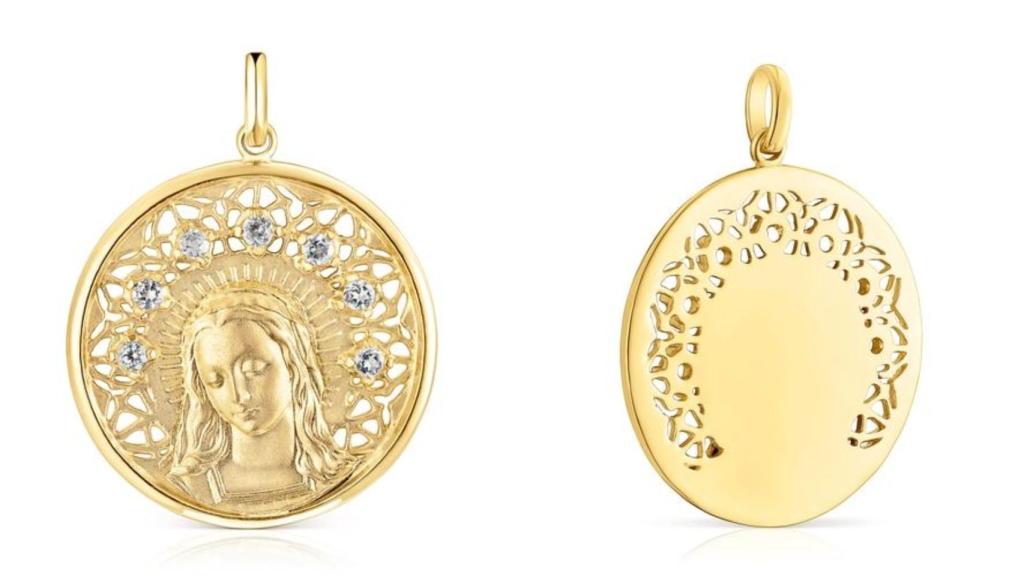 Detalle de la medalla de la Virgen María de la colección Tamara Falcó x Tous.