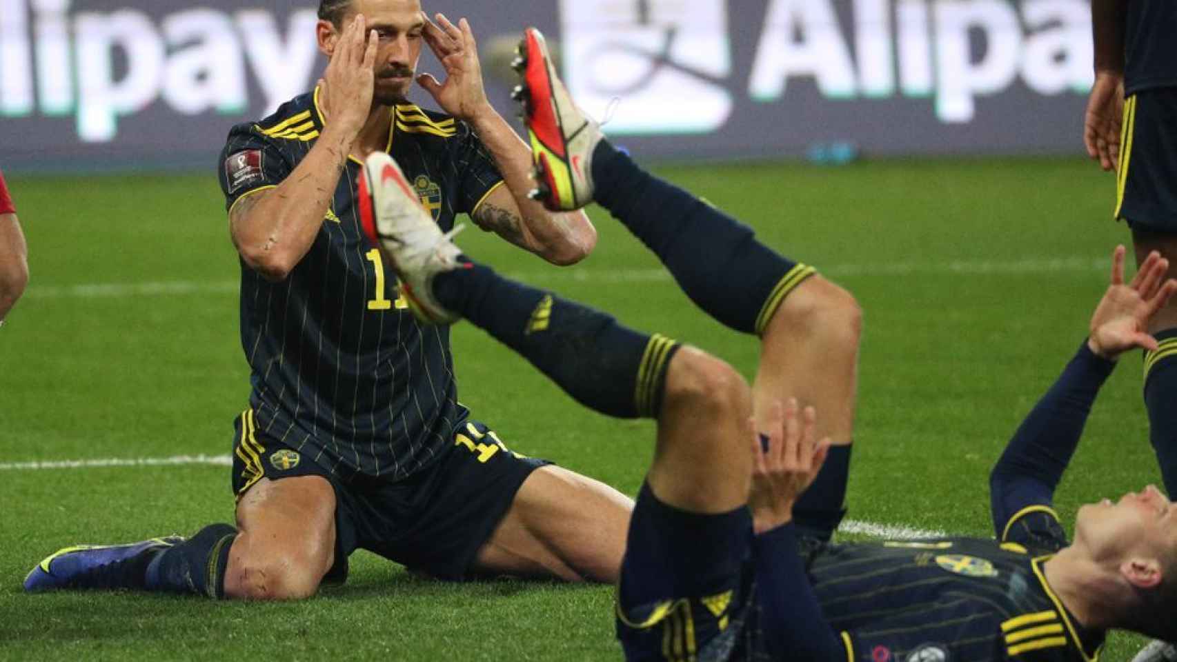 Zlatan Ibrahimovic se lamenta en el suelo durante el Georgia - Suecia