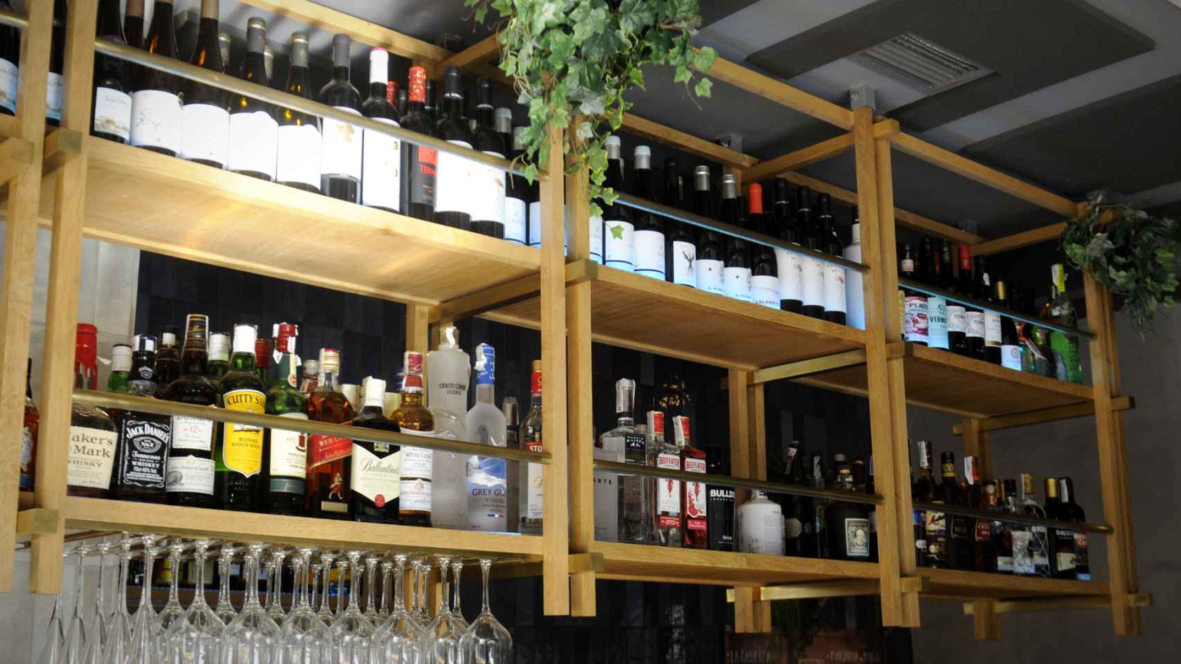 El muestrario de licores del bar Santerra, donde empiezan a faltar botellas.