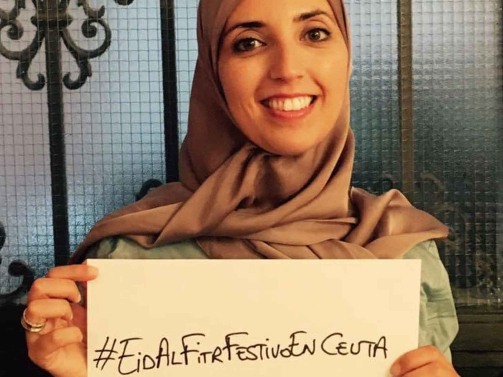 Fatima Hamed, con un cartel en el que pide que el día del fin del Ramadán sea festivo.