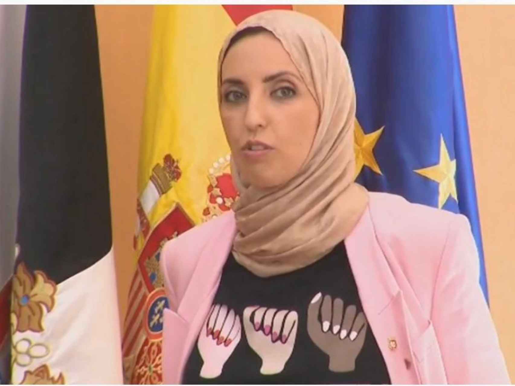 Fatima Hamed, con una camiseta que representa la lucha obrera.