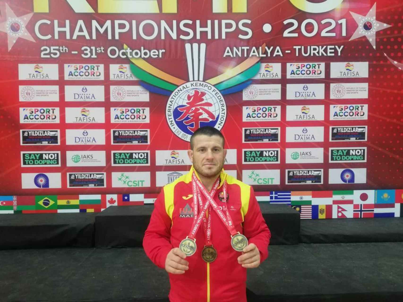 Jesús Ibáñez posa con los tres oros del Mundial de Antalya