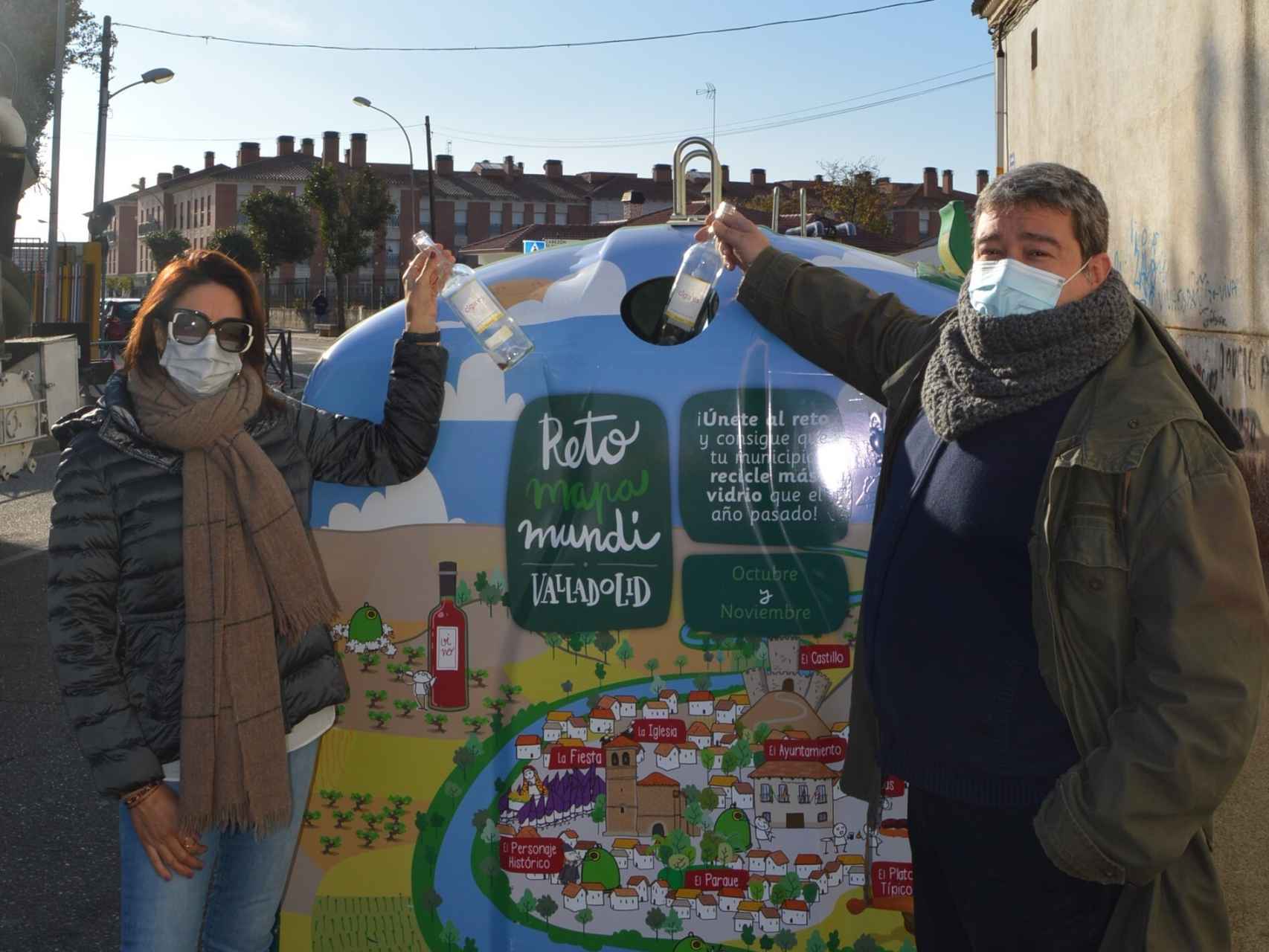 Alcalde y concejala de la localidad dan ejemplo de la importancia del reciclaje en esta campaña