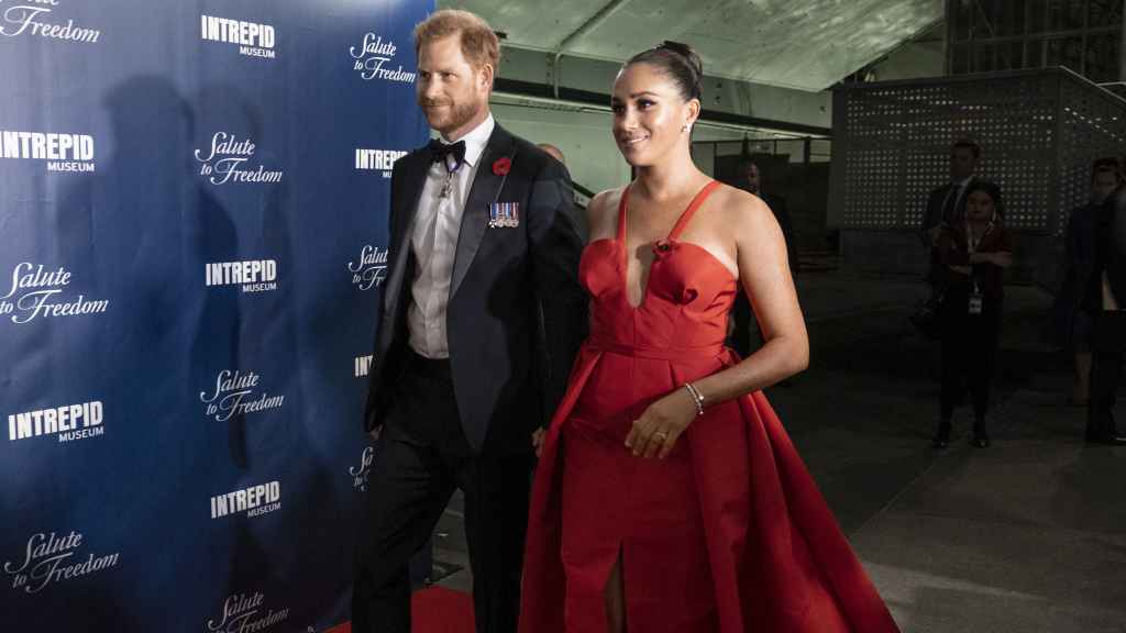 Meghan Markle apostó por un vestido de Carolina Herrera y Harry por un clásico traje.