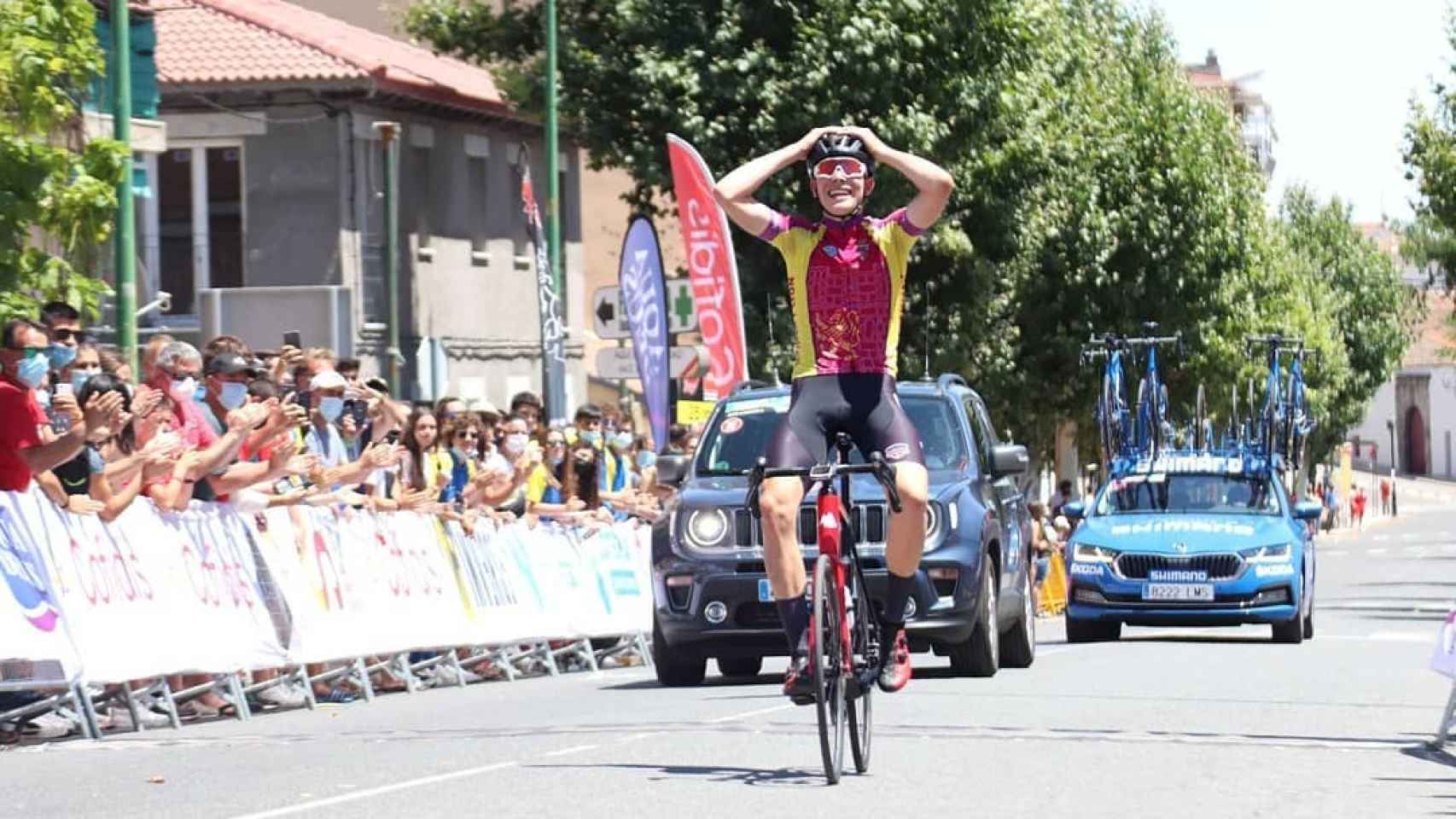 Iván Romeo cruzando la meta en la prueba del Campeonato de España junior de ciclismo en ruta