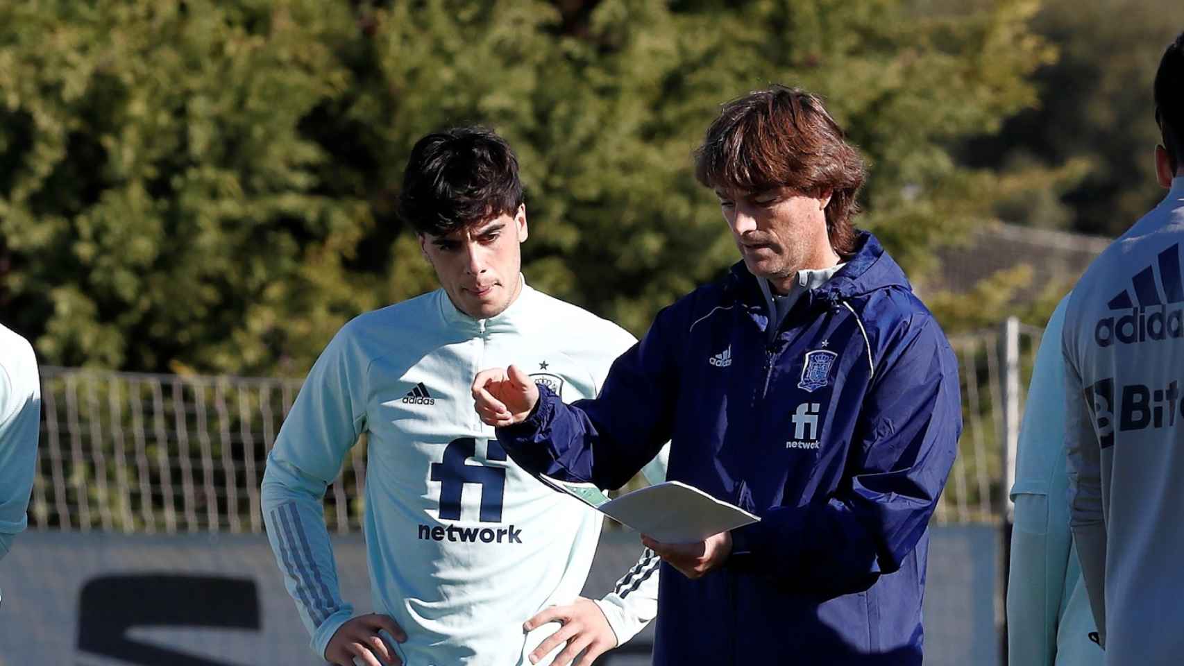 Manu Sánchez, junto a Julen Guerrero durante un entrenamiento de la selección española Sub21