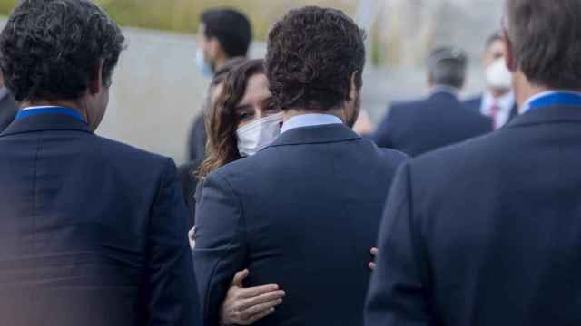 Pablo Casado, de espaldas, es abrazado por la presidenta de la Comunidad de Madrid, Isabel Díaz Ayuso.