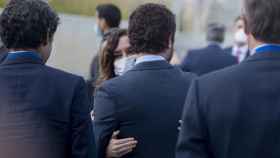 Pablo Casado, de espaldas, es abrazado por la presidenta de la Comunidad de Madrid, Isabel Díaz Ayuso.