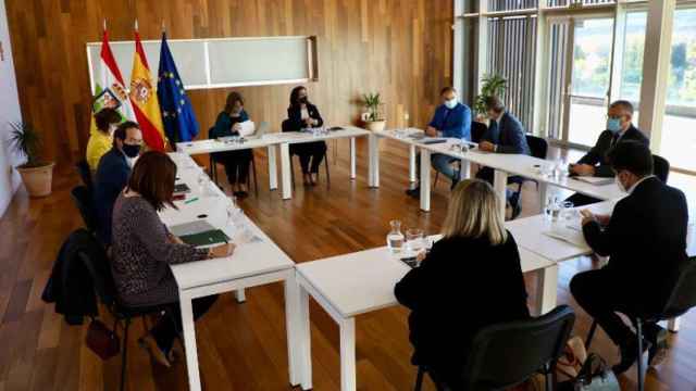 La ministra Ribera y la ex presidenta riojana Concha Andreu presiden una reunión mantenida sobre la Ciudad del Envase y el Embalaje.