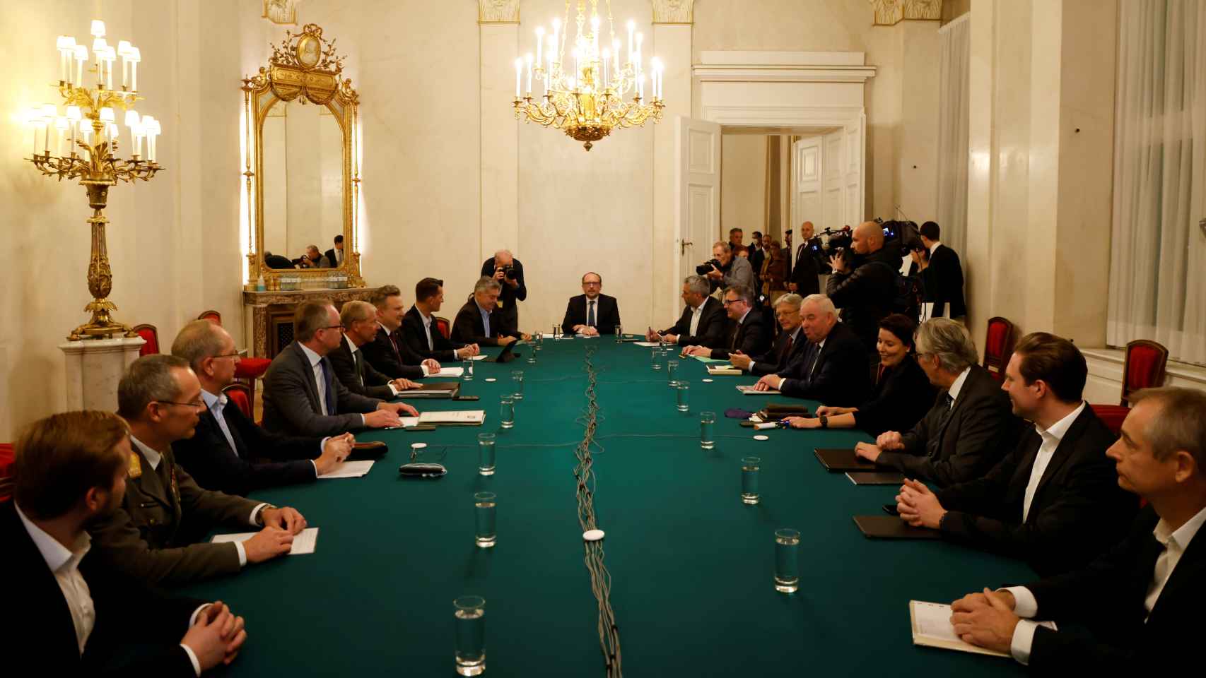 Ministros y gobernadores austriacos reunidos para decidir las restricciones contra la Covid.
