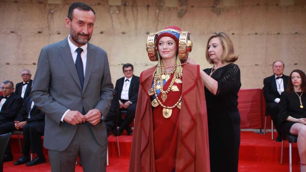 El alcalde de Elche, Carlos González, junto con la 'Dama de Elche viviente' en el acto de conmemoración del hallazgo en 2019 cuando se prometió su regreso a Elche.