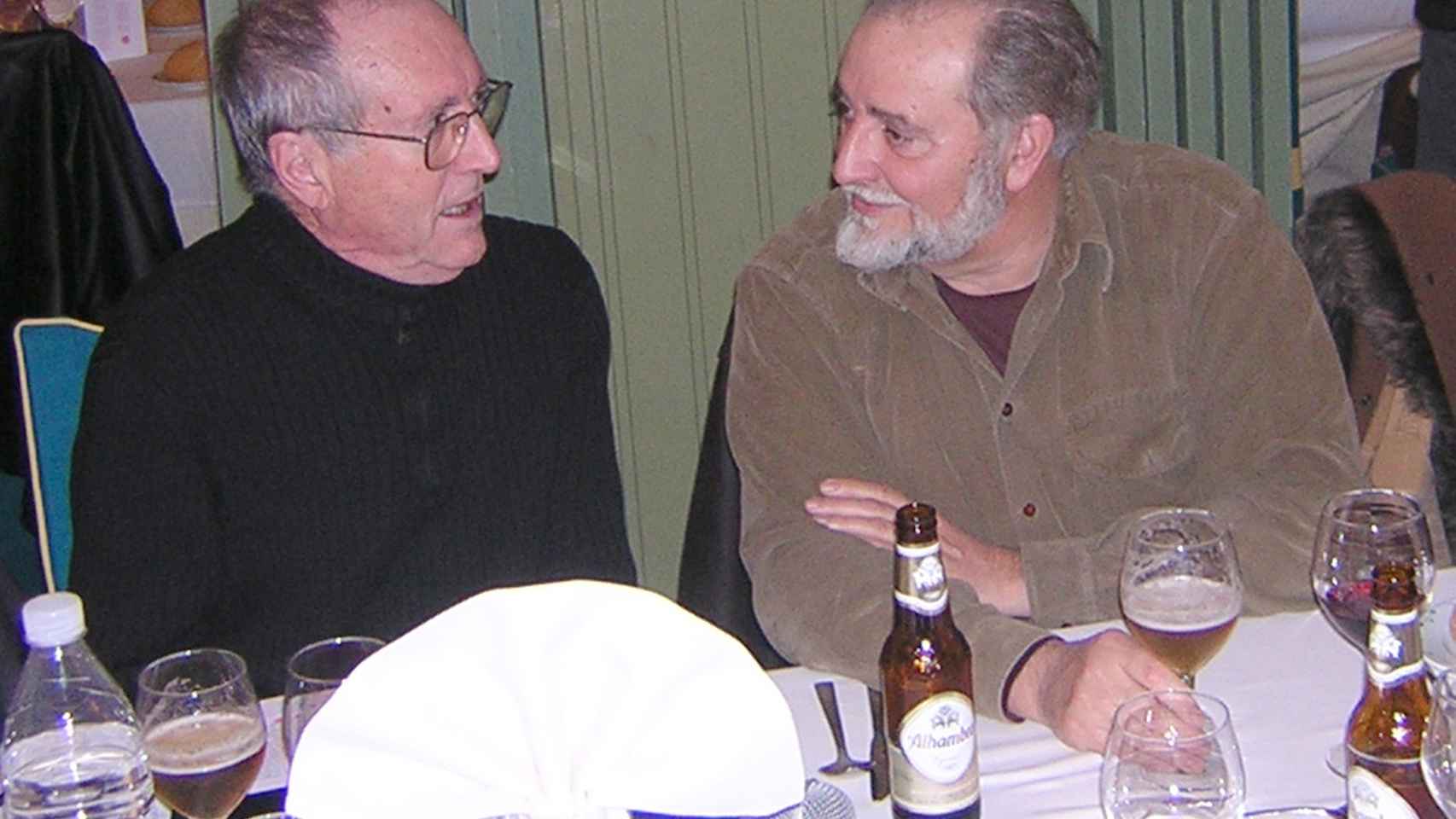 Andres Vázquez de Sola y Julio Anguita, en una cena.