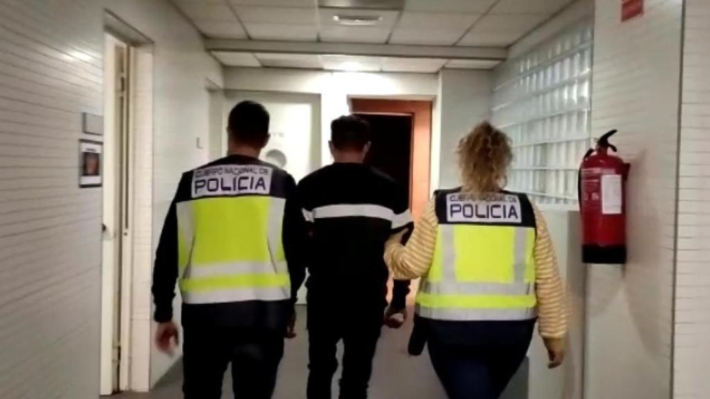 El detenido, en la comisaría de la Policía Nacional de Alicante.