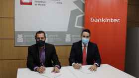 Firma del acuerdo entre Bankinter y Provia.