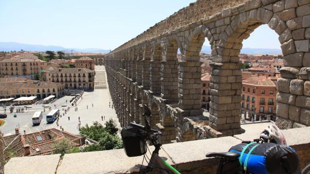 Coches, autobuses y bicis en el Acueducto de Segovia