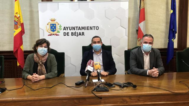 El delegado territorial de la Junta, Eloy Ruiz, presenta el bono rural junto con la alcaldesa de Béjar