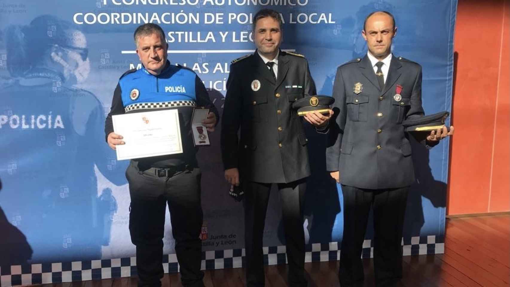 Imagen de los policías locales de Guijuelo galardonados
