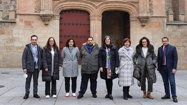 Los responsables docentes posan con la fachada del Edificio Histórico de la USAL de fondo