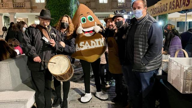 El alcalde, Roberto Martín, la concejala de Cultura, María Jesús Moro y Asadina