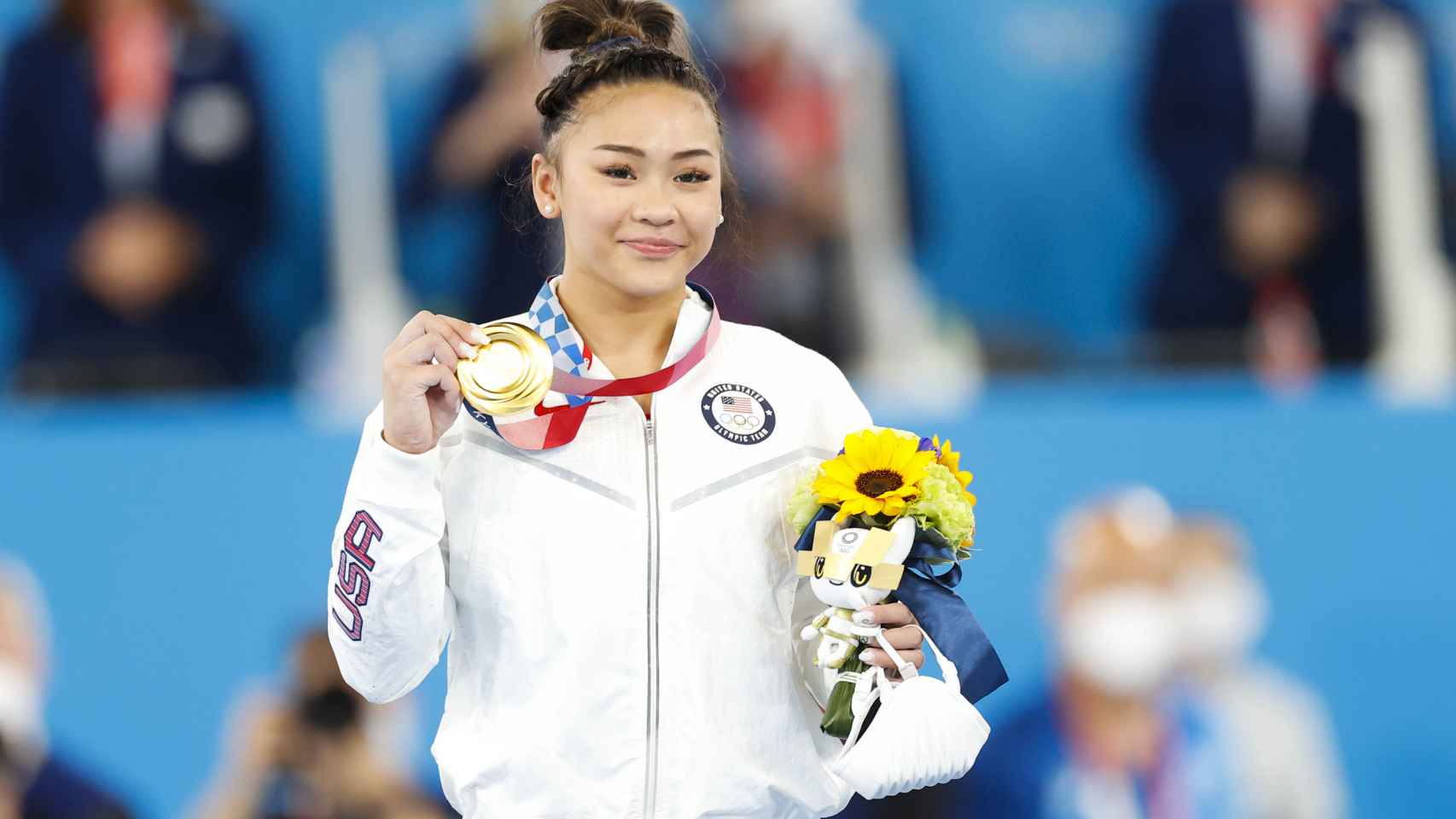Sunisa Lee con su medalla de oro en los Juegos Olímpicos de Tokio 2020